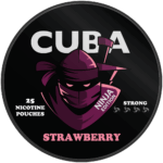 [CUBA Ninja Strawberry](https://snusgo.com/), çilek aroması seven yetişkin kullanıcılar için dikkat çekici bir nikotin poşetidir. Ürün **Slim format** sunar. Her poşet **15,6 mg nikotin** içerir. Ayrıca gram başına nikotin değeri **30 mg** seviyesindedir. Öncelikle çilek aroması ürüne belirgin ve meyvemsi bir tat karakteri kazandırır. Bunun yanında Slim format pratik kullanım sağlar. Beyaz poşet tasarımı ise sade bir görünüm sunar. Bir kutuda **25 adet nikotin poşeti** bulunur. Böylece tek kutuda daha fazla poşet seçeneği elde edebilirsiniz. Üstelik 15,6 mg poşet başına nikotin değeri ürünü güçlü seçenekler arasında öne çıkar. Türkiye'de [Snus](https://snusgo.com/) ve nikotin poşeti ürünlerini SnusGo.com üzerinden inceleyebilirsiniz. Ayrıca [Snus Türkiye](https://snusgo.com/) aramalarında farklı marka ve aroma seçeneklerini keşfedebilirsiniz. CUBA Ninja Strawberry de bu ürünler arasında yer alır. [Snus Satın Al](https://snusgo.com/) seçeneklerini araştırıyorsanız SnusGo.com üzerindeki ürünleri inceleyebilirsiniz. Böylece farklı aroma ve nikotin seviyelerini karşılaştırabilirsiniz. Ayrıca ürün özelliklerini detaylı şekilde görebilirsiniz. SnusGo olarak **Türkiye'nin her yerine kargo gönderiyoruz**. Bunun yanında İstanbul içindeki müşterilerimize **aynı gün motokurye servisi** sunuyoruz. Böylece İstanbul içindeki siparişler için hızlı teslimat seçeneği sunuyoruz. [Nikotin Poşeti](https://snusgo.com/) seçeneklerini SnusGo.com üzerinden keşfedebilirsiniz. CUBA Ninja Strawberry **30 mg/g nikotin** içerir. Her poşet **15,6 mg nikotin** içerir. Kutu içerisinde **25 adet** beyaz poşet yer alır. Sonuç olarak CUBA Ninja Strawberry çilek aroması ve Slim formatı ile öne çıkar. Ayrıca 25 poşetlik kutusu sayesinde pratik bir seçenek sunar. Daha fazla ürün seçeneğini SnusGo.com üzerinden inceleyebilirsiniz.